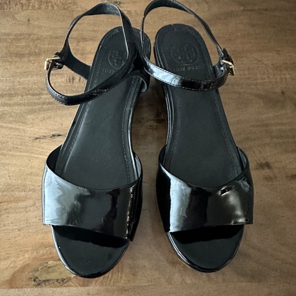Tory Buch Black Patent Leather Wedge Sandals - Picture 2 of 7